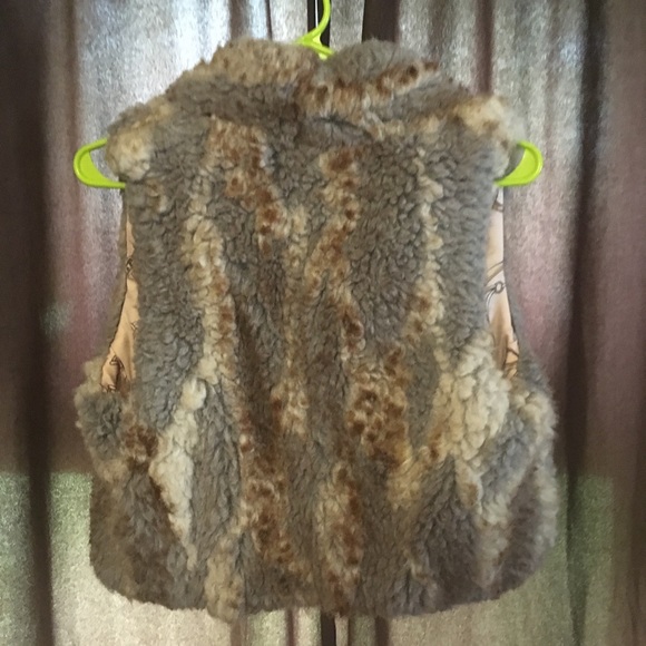 S O L D 💰 Fake Fur Vest - Picture 4 of 4